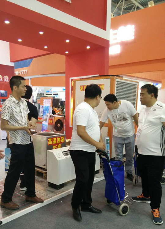 北京暖通展第二天，正旭空氣能展臺(tái)人氣依舊爆棚